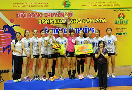 Đồng chí Trương Thị Hồng Hạnh, Giám đốc Sở Văn hóa, Thể thao và Du lịch Thái Bình trao cúp cho đội vô địch PVD Thái Bình. Ảnh: Thành Tâm.