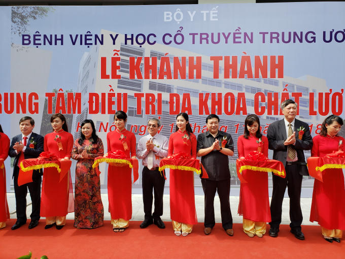 Bộ trưởng Bộ Y tế Nguyễn Thị Kim Tiến tại buổi lễ khánh thành Trung tâm điều trị đa khoa chất lượng cao của Bệnh viện Y học cổ truyền TW