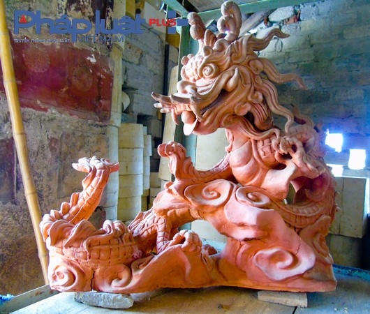 Năm 2010 sản phẩm hàng son được Sở Khoa học và Công nghệ công nhận thương hiệu “ Gốm son mỹ nghệ Quyết Thành ”