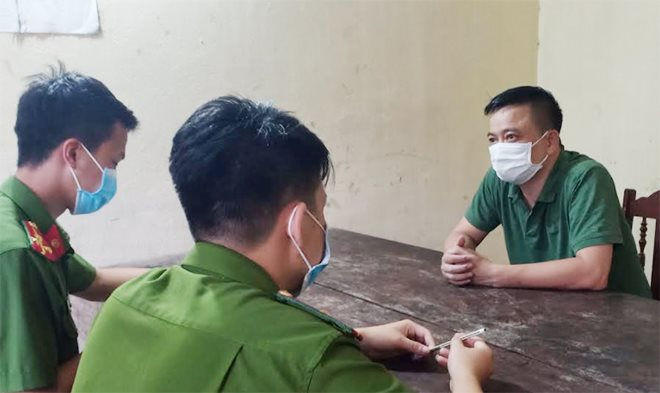 Trần Đình Hoàng tại cơ quan Công an.