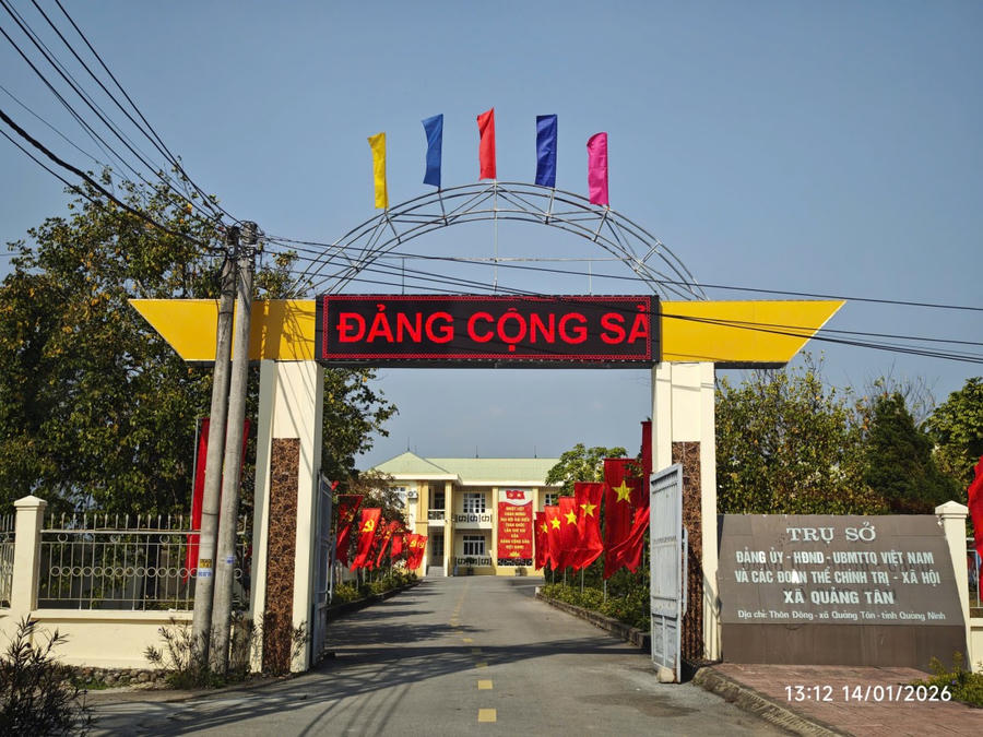 Khuôn viên trụ sở Đảng ủy, HĐND, UBND, Ủy ban MTTQ Việt Nam xã Quảng Tân được trang trí cờ, pano tuyên truyền trang trọng, tạo không khí phấn khởi chào mừng Đại hội Đảng và Xuân mới. Ảnh: Nguyễn Quang.