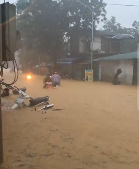 Tình trạng ngập úng cục bộ tại khu vực Ngã tư Nà Cáp, TP Cao Bằng sáng nay.