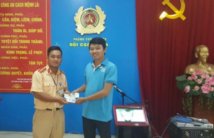 Cán bộ chiến sĩ CSGT đội 4 trao trả lại tài sản cho anh Minh.