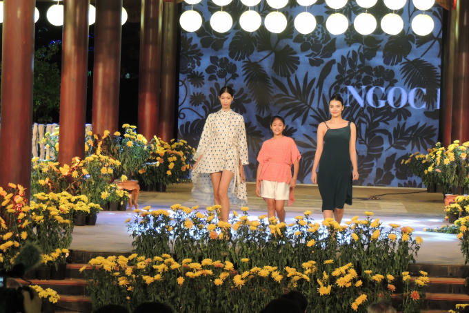 Những chiếc Đầm cách tân vừa hiện đại, vừa mềm mại mang lại cảm giác nhẹ nhàng cho cho người chiêm ngưỡng.
