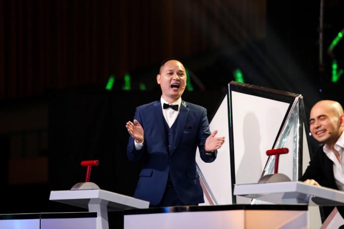 Giám khảo Nguyễn Hải Phong đã bị những ca từ trong  Happy Birthday xoay xoay "mê hoặc", bật dậy khỏi ghế ngồi