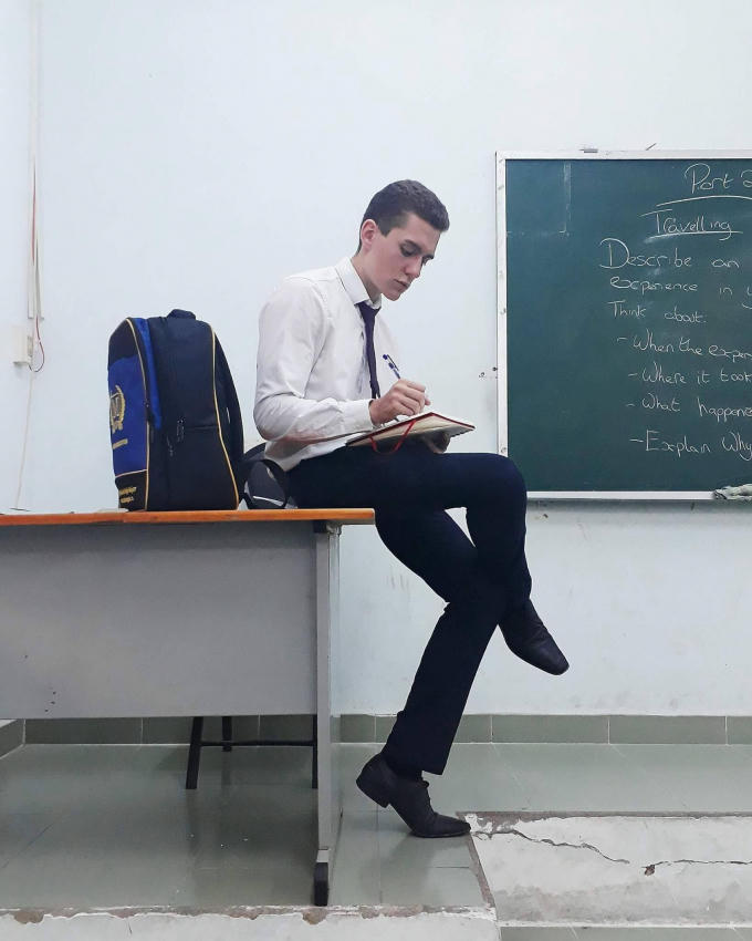 Thầy Chris với sơ mi trắng trông điển trai ghê!