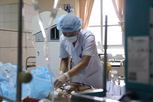 Bệnh viện Đa khoa tỉnh Hòa Bình đã tạm ứng cho mỗi gia đình nạn nhân số tiền bồi thường là 50 triệu đồng. (Ảnh: VNExpress)