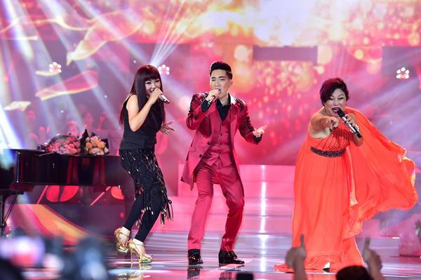Quang Hà nắm tay Phương Thanh và Siu Black lại gần nhau trong Live Concert