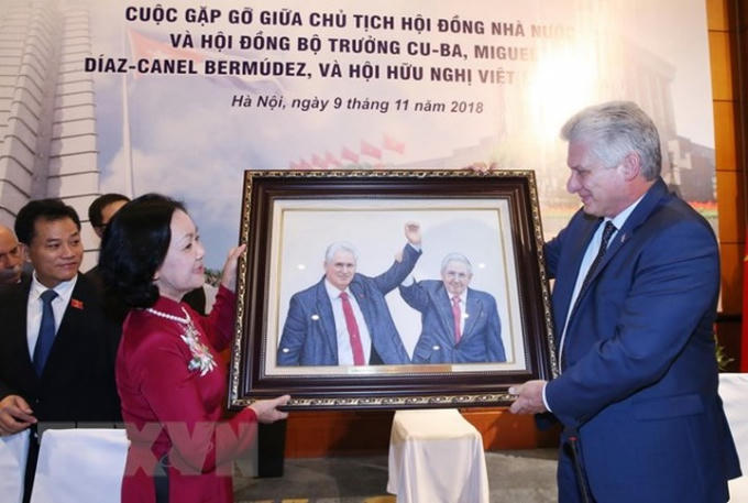 Chiều 9/11, tại Hà Nội, ông Miguel Diaz Canel đã có buổi gặp gỡ với lãnh đạo và hội viên Hội hữu nghị Việt Nam-Cuba. Trong ảnh: Ủy viên Bộ Chính trị, Bí thư Trung ương Đảng, Trưởng Ban Dân vận Trung ương, Chủ tịch Hội hữu nghị Việt Nam-Cuba Trương Thị Mai tặng Chủ tịch Cuba bức tranh đồng chí Miguel Mario Díaz-Canel Bermúdez với đồng chí Raúl Castro, Bí thư thứ nhất Ban chấp hành Trung ương Đảng Cộng sản Cuba. (Ảnh: TTXVN)