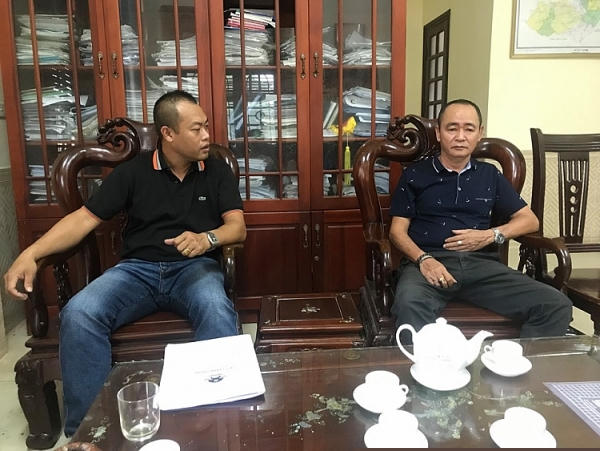 PV Tuổi trẻ và Pháp luật (bên trái) làm việc với Chủ tịch UBND xã Phú Cát