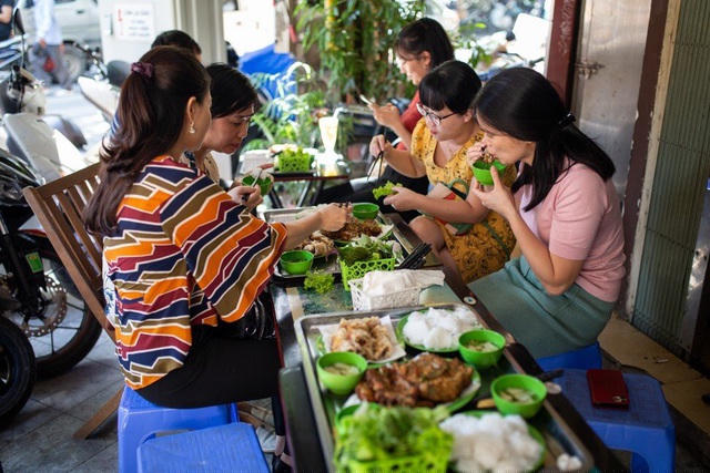 Đông đảo thực khách háo hức thưởng thức chả rươi. Ảnh: DPA