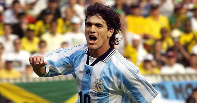 Ariel Ortega là một trong những cầu thủ đặc biệt của bóng đá Argentina. Đã có lúc người hâm mộ xứ sở Tango xem anh là truyền nhân của huyền thoại Diego Maradona. Cũng như