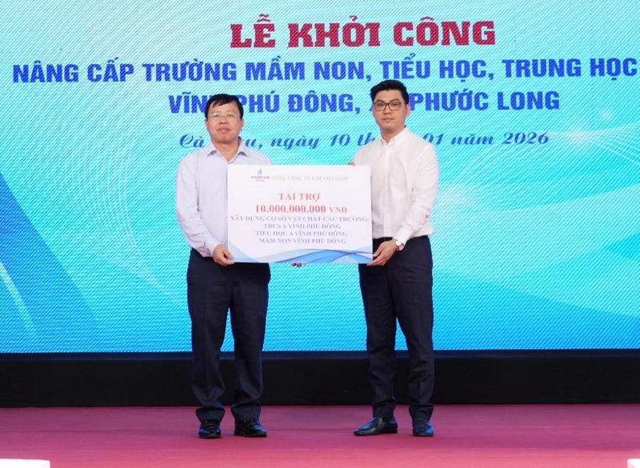 Đại diện Tổng Công ty Khí Việt Nam (bên phải) trao biểu trưng tài trợ 10 tỷ đồng cho đại diện Sở Giáo dục và Đào tạo tỉnh Cà Mau.