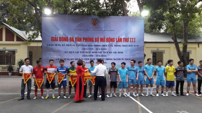 Thứ trưởng Bộ Tư pháp Trần Tiến Dũng và Phó trưởng BTC giải tên tặng cờ lưu niệm cho các Đội tham dự.