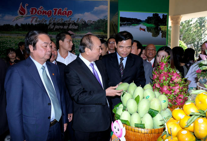 Thủ tướng tham quan sản phẩm nông sản của Tỉnh Đồng Tháp.