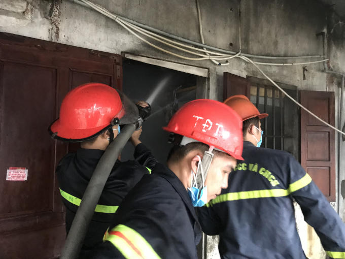 Lực lượng PCCC tiếp nỗ lực dập lửa.