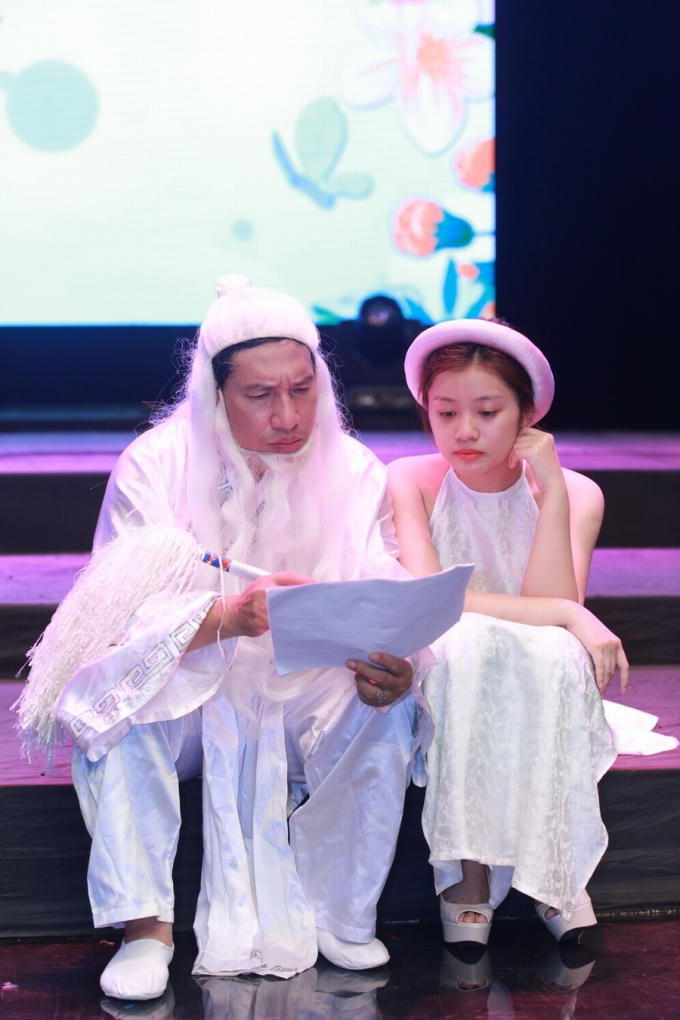 Quang Thắng kh&ocirc;ng ngại đu d&acirc;y, chạy v&ograve;ng quanh s&acirc;n khấu v&igrave; hot girl d&acirc;n gian Thu Hằng