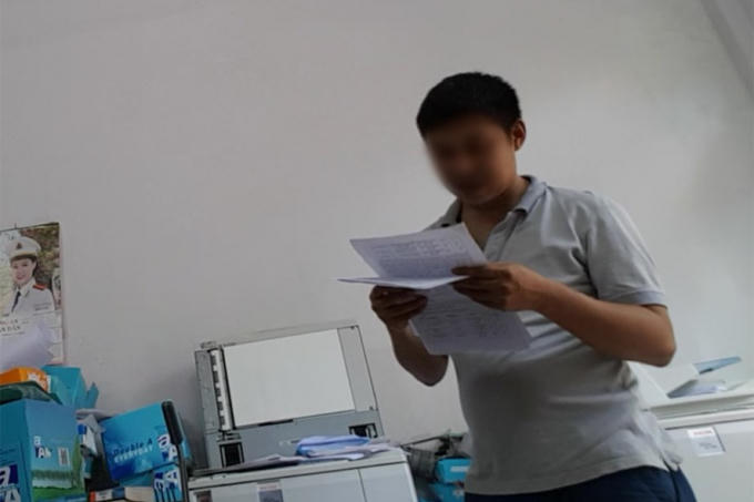 Chủ quán photo trên đường Trần Quốc Hoàn, Cầu Giấy, Hà Nội.