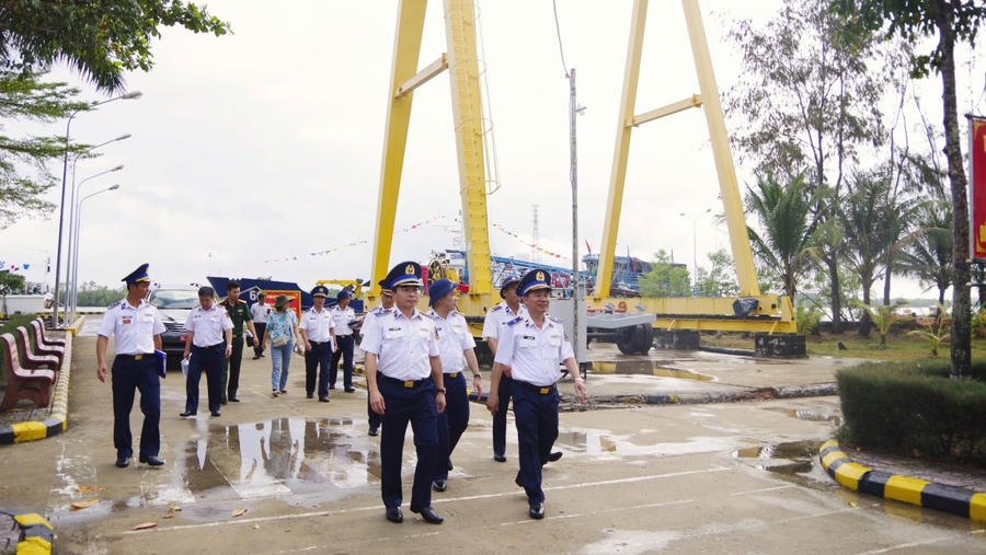 Đoàn công tác kiểm tra thực tế tại Hải đội 421