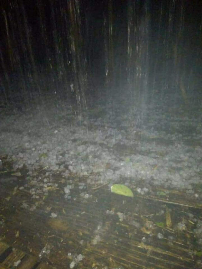 Mưa đá ở Tuyên Quang vào buổi tối có kích cỡ nhỏ.