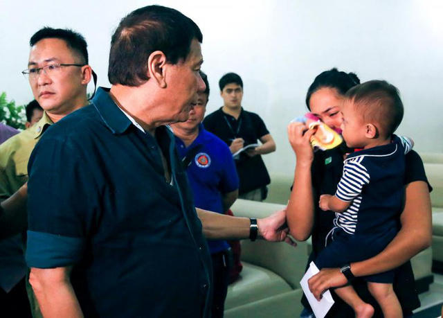 Tổng thống Rodrigo Duterte tới thăm hỏi và chia buồn với gia đình của binh lính tử nạn trong cuộc giao tranh với phiến quân ở Marawi.