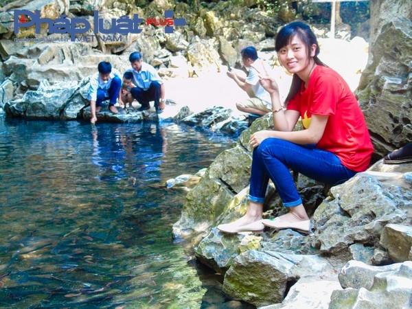 Du khách có thể lại gần chụp ảnh, ngắm nhìn đàn cá bơi lội.