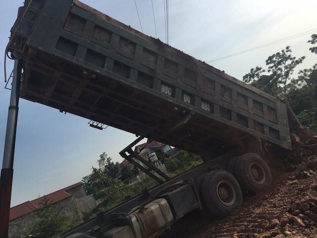 Nhiều trường hợp, sau khi phát hiện sai phạm CSGT Công an tỉnh Bắc Giang đã hạ tải, cắt thùng ngay tại chỗ.