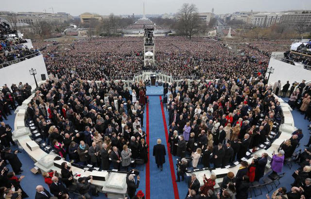 Ông Trump tiến vào lễ đài để chuẩn bị bắt đầu nghi thức tuyên thệ, chính thức trở thành tổng thống đời thứ 45 của nước Mỹ.