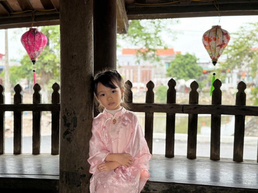 Bé Mai Anh (Hà Nội) cùng gia đình đi du xuân, chụp ảnh tại cầu ngói chợ Lương trong dịp về quê ăn Tết Bính Ngọ
