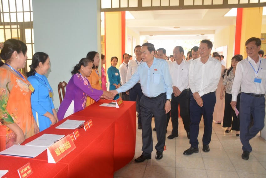 Ông Trần Thanh Mẫn, Ủy viên Bộ Chính trị, Chủ tịch Quốc hội, Chủ tịch Hội đồng Bầu cử quốc gia cùng Đoàn kiểm tra, giám sát đã kiểm tra thực tế tại khu vực bỏ phiếu số 17, phường Tân Triều  (Đồng Nai) sáng ngày 5/3.