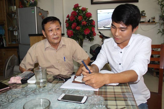 Người d&acirc;n tại&nbsp;ng&aacute;ch 50, ng&otilde; 16, đường Nguyễn Kh&aacute;nh To&agrave;n đang trao đổi với ph&oacute;ng vi&ecirc;n về t&igrave;nh trạng mất nước k&eacute;o d&agrave;i.