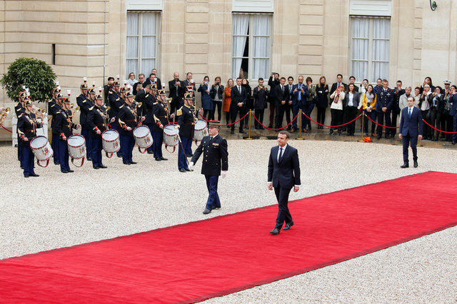 Ông Macron bước trên thảm đỏ để tới lễ tuyên thệ. (Ảnh: Reuters)