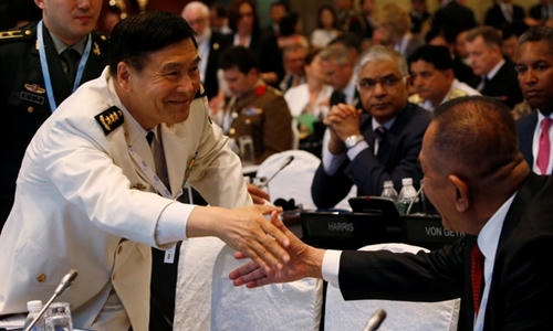 Đô đốc Tôn Kiến Quốc (trái) tuyên bố tới Shangri-la để nghe lý lẽ, không khuất phục bá quyền. (Ảnh: Reuters).