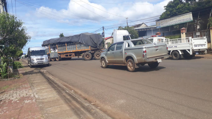 Xe tải vi phạm chắn ngang đường gây ách tắc giao thông.