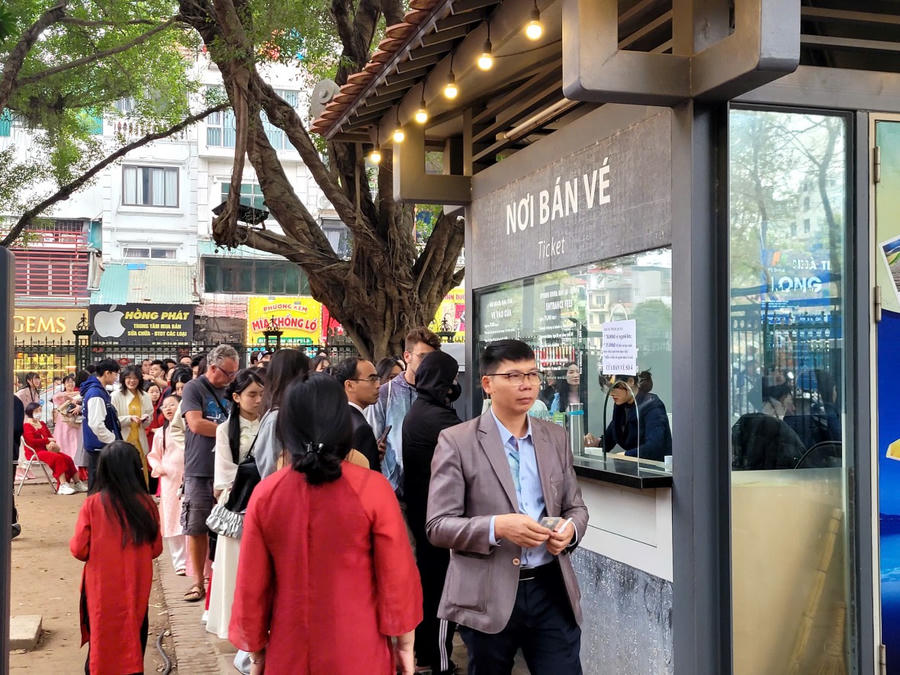 Ngay từ đầu giờ chiều mùng 2 Tết, dòng người xếp hàng chờ mua vé một cách trật tự. Giá vé ở đây là 70.000 vnđ đối với người lớn. (Ảnh: Phạm Duy)