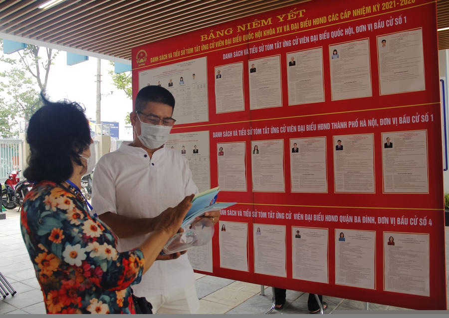 Cử tri tìm hiểu danh sách ứng viên đại biểu Quốc hội Khóa XV và đại biểu Hội đồng nhân dân các cấp nhiệm kỳ 2021-2026