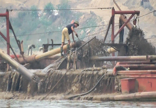 Lợi dụng “tấm bùa” nạo vét, doanh nghiệp đã ngang nhiên sử dụng tàu hút cát công suất lớn để “rút ruột” lòng sông Hồng. (Ảnh: PV/Vietnam+)