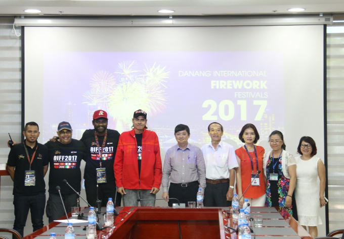 Ban giám khảo DIFF 2017 cùng 3 đội pháo hoa được lựa chọn vào đêm chung kết 24/6.
