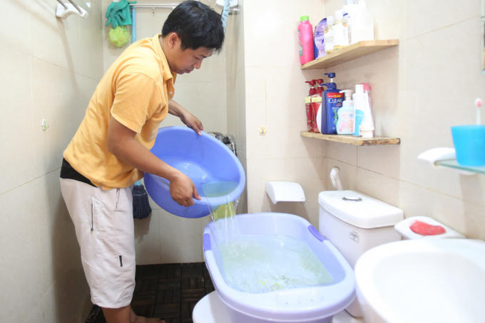 Máy lọc nước chỉ đủ cấp nước cho nấu ăn nên gia đình anh Tạ Hiếu (CT15) hàng ngày trước khi đi làm phải xả nước ra các chậu, sau đó chiều về lọc vỏ lắng cặn để lấy nước tắm cho lũ trẻ.