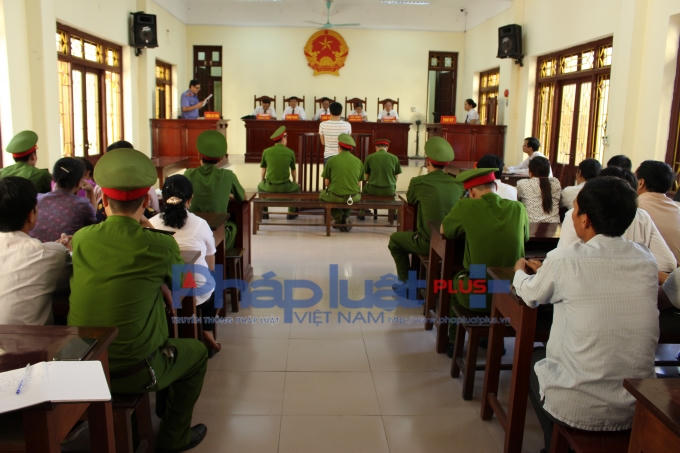 Bị cáo Phạm Minh Vương đứng trước vành móng ngựa.