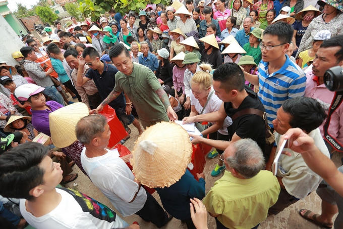 Ca sĩ Tuấn Hưng v&agrave; MC Phan Anh trực tiếp trao qu&agrave; cho hơn 500 hộ d&acirc;n ở Quảng B&igrave;nh