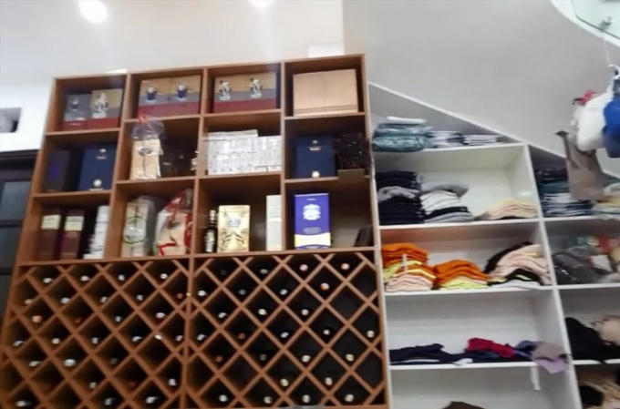 Rượu ngoại được bày bán công khai bên trong nhà H.C 32.