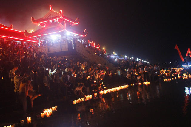 H&agrave;ng triệu ngọn nến thắp s&aacute;ng s&ocirc;ng Thạch H&atilde;n