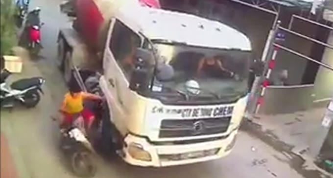 Tài xế cố tình đánh lái đâm vào xe người phụ nữ.