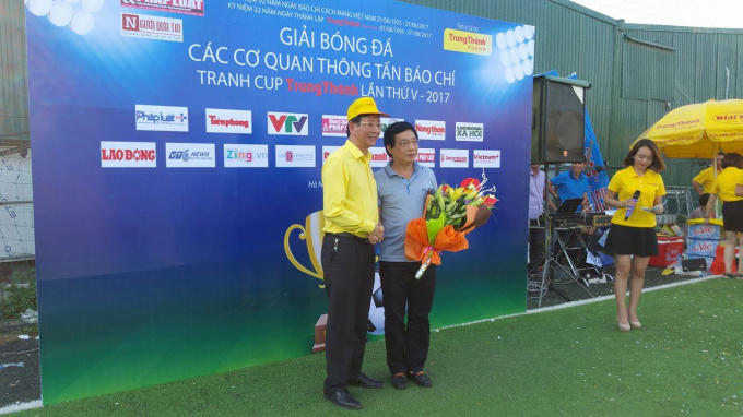 Ông Phí Ngọc Chung - Chủ tịch HĐQT, Giám đốc Cty Trung Thành tặng hoa cho ông Nguyễn Văn Hùng, hàm Vụ trưởng Vụ Báo chí Xuất bản.