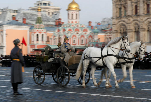Xe ngựa tiến vào Quảng trường Đỏ.