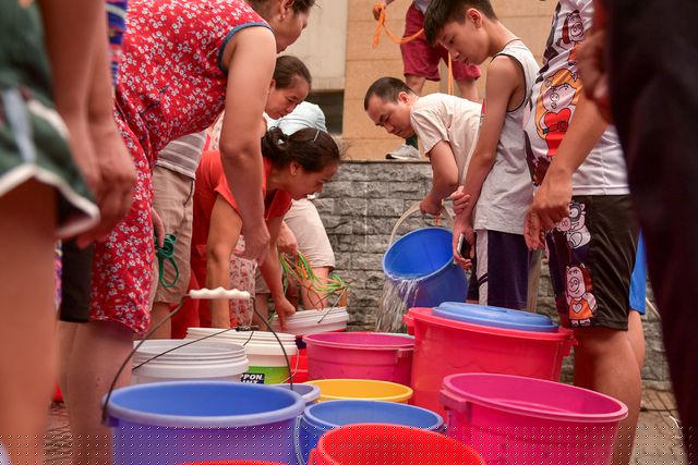  Để khắc phục tình trạng trên, cư dân đã phải mở nắp bể ngầm để lấy nước sử dụng cho những nhu cầu tối thiểu trong sinh hoạt.