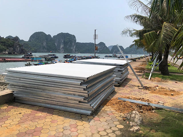 Tấm rào tôn đang được lắp đặt để quây khu vực hơn 3km đường bao biển cũ. Ảnh: Phạm Công.