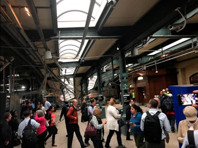 Được biết, Hoboken nằm bên dòng sông Hudson, nhìn sang là thành phố New York. Do đó nhiều người đi tàu đã sử dụng nhà ga này để di chuyển từ New Jersey vào Manhattan. (Ảnh: Reuters)