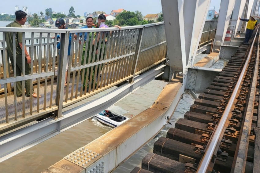 Kết cấu cầu cũng bị ảnh hưởng khi dầm dọc chạy tàu tại nhịp 2, khoang 5 bị cong, vênh, biến dạng; đường ray bị lệch hướng.